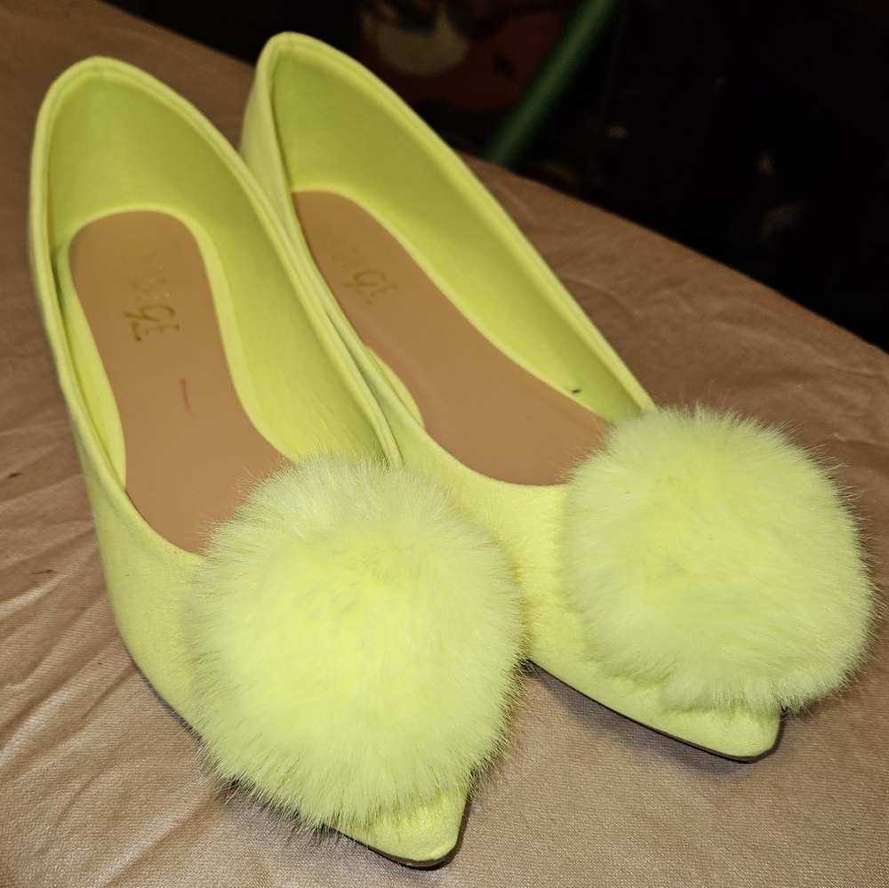 Rouge Helium Diary-04 fluorescent yellow flats with puff ball. Women's size 8.5